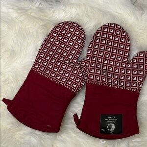 Stylish Red Patterned Oven Mitts